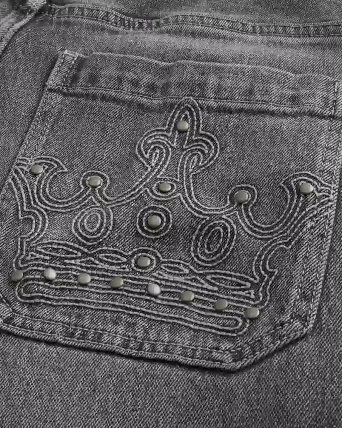 Szare jeansy skater baggy z haftem i ćwiekami Szare jeansy skater baggy z haftem i ćwiekami
