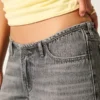 Szare jeansy z bardzo niskim stanem i luźnymi nogawkami Szare jeansy z bardzo niskim stanem i luźnymi nogawkami