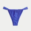 Szerokie ramiączka, wysokie wycięcie, figi bikini