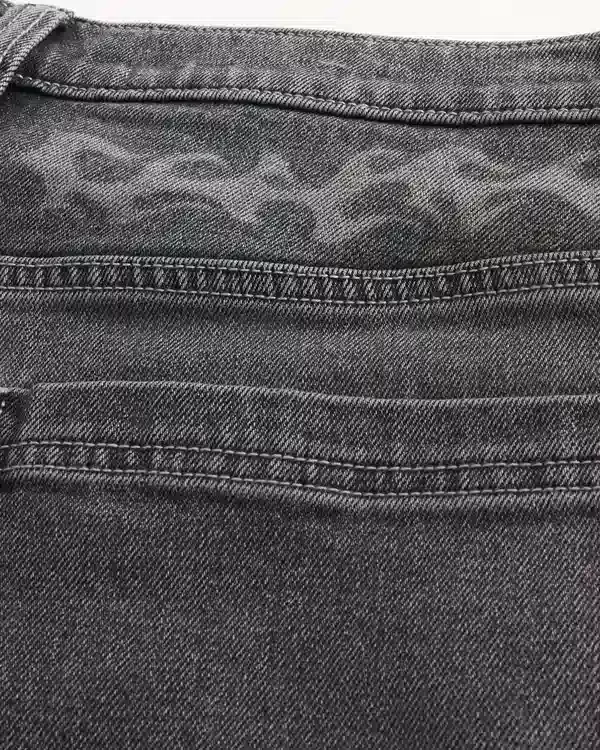 Szorty malarskie z denimu o bardzo luźnym kroju z nadrukiem płomieni Szorty malarskie z denimu o bardzo luźnym kroju z nadrukiem płomieni