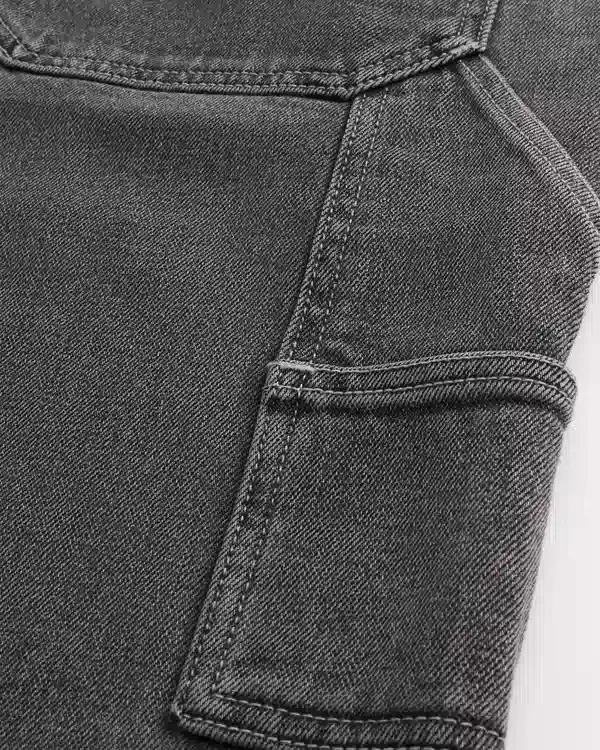 Szorty malarskie z denimu o bardzo luźnym kroju z nadrukiem płomieni Szorty malarskie z denimu o bardzo luźnym kroju z nadrukiem płomieni