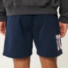 Szorty z polaru do połowy uda z grafiką UConn Huskies Szorty z polaru do połowy uda z grafiką UConn Huskies