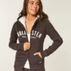 Świąteczna kolekcja Sherpa-Lined Zip-Up Logo Graphic Hoodie Świąteczna kolekcja Sherpa-Lined Zip-Up Logo Graphic Hoodie